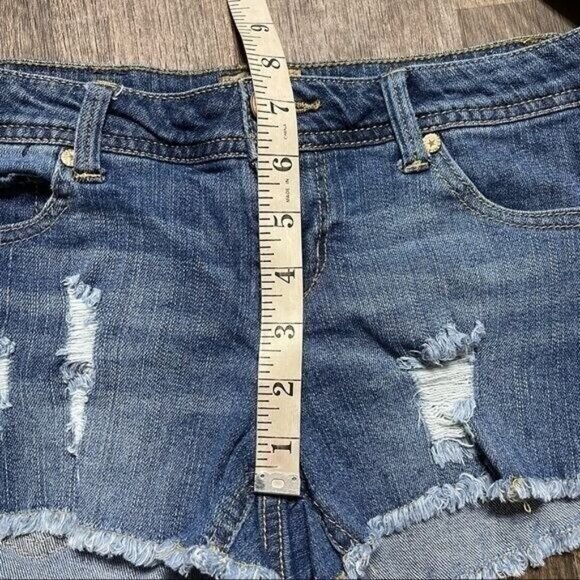 Celebrity Pink Blue Jean Shorts with Crochet Details Size 3 - Picture 3 of 6